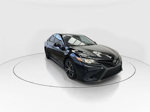 Used 2019 Toyota Camry SE FWD image 2