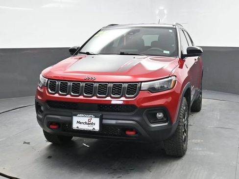 Used 2025 Jeep Compass Trailhawk AWD/4WD image 2