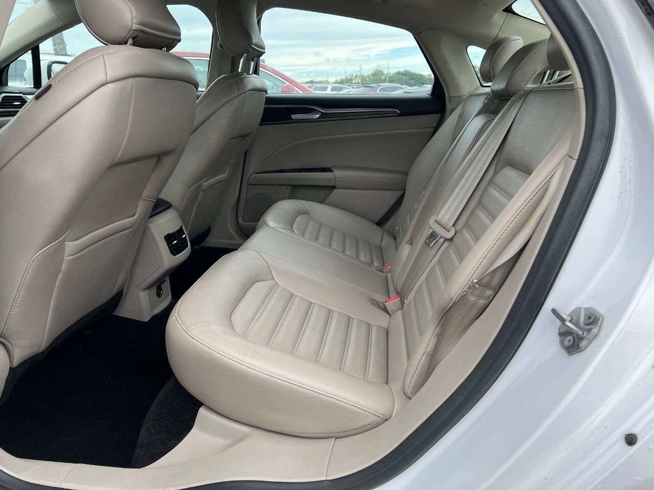Used 2017 Ford Fusion SE FWD image 5