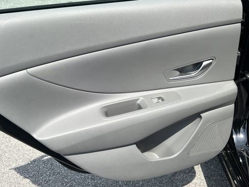 Used 2025 Hyundai Elantra SE image 24