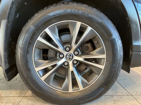 Used 2018 Toyota Highlander AWD V6 image 9