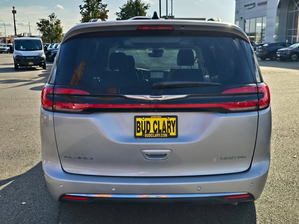 Used 2023 Chrysler Pacifica Limited FWD image 4