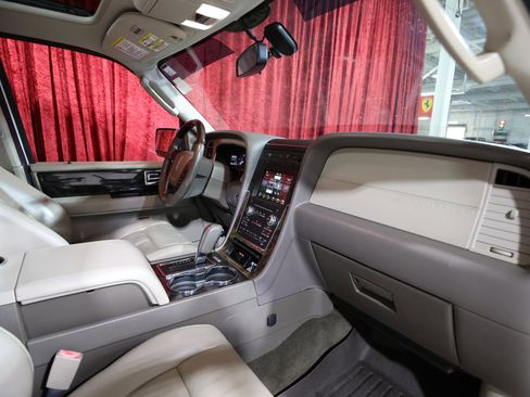 Used 2017 Lincoln Navigator Select image 26