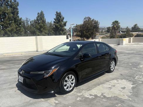 Used 2025 Toyota Corolla LE FWD image 2