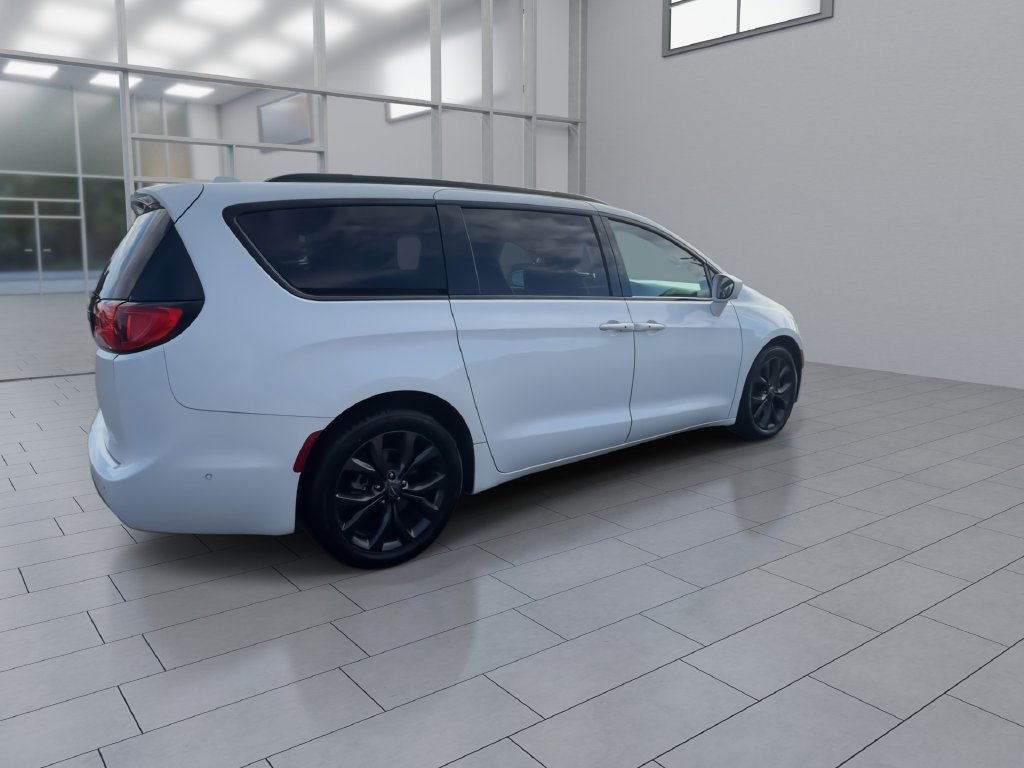 Used 2020 Chrysler Pacifica Touring-L Plus w/ Advanced Safetytec Group FWD image 8