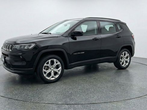 Used 2025 Jeep Compass Latitude image 3