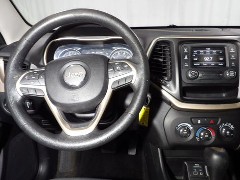 Used 2015 Jeep Cherokee Sport image 12