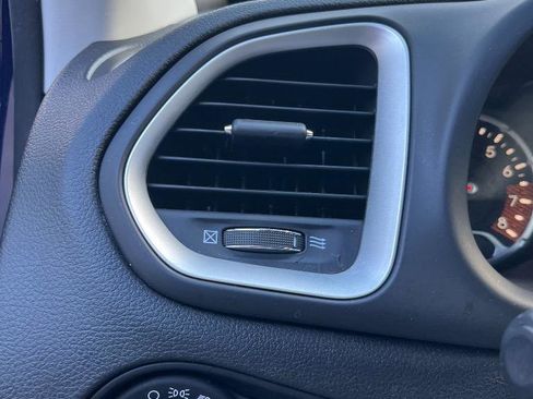 Used 2019 Jeep Renegade Latitude w/ Popular Equipment Group image 45