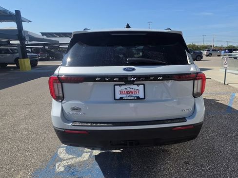 Used 2025 Ford Explorer Active AWD/4WD image 8
