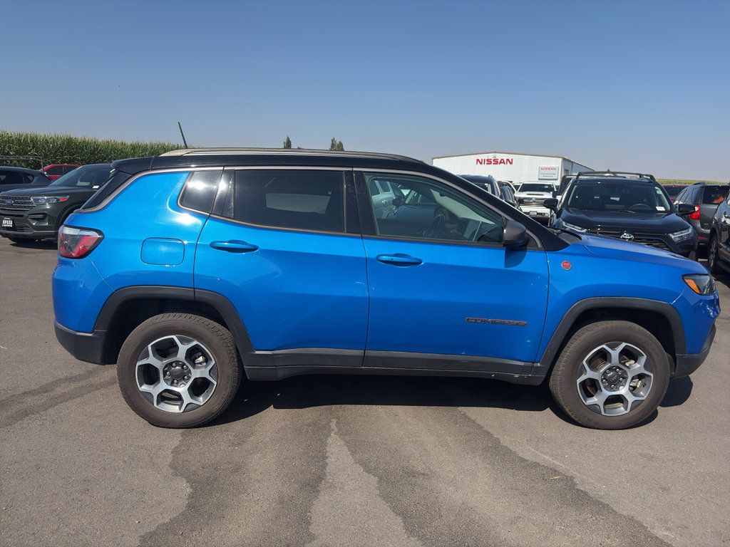 Used 2022 Jeep Compass Trailhawk w/ Trailhawk Convenience Group AWD/4WD image 3