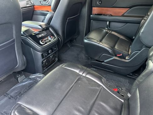 Used 2019 Lincoln Navigator L Select image 12