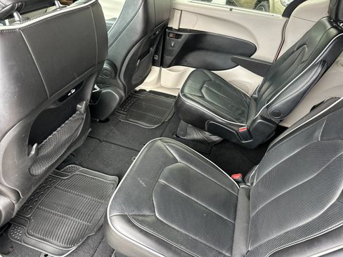 Used 2023 Chrysler Pacifica Limited FWD image 11