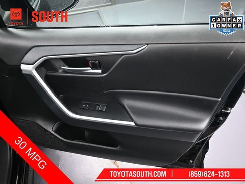 Used 2025 Toyota RAV4 XLE FWD image 31