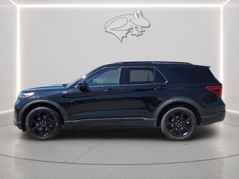 Used 2023 Ford Explorer XLT AWD/4WD image 2