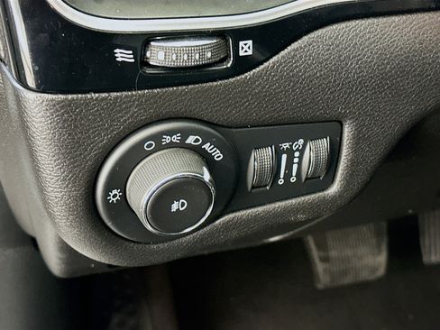 Used 2021 Jeep Cherokee Latitude Plus image 17