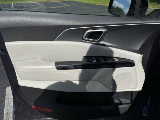 Used 2022 Kia Carnival LX FWD image 21