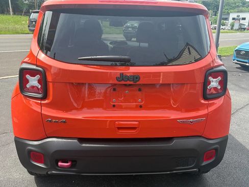 Used 2019 Jeep Renegade Trailhawk w/ UConnect 8.4 Nav Group AWD/4WD image 12