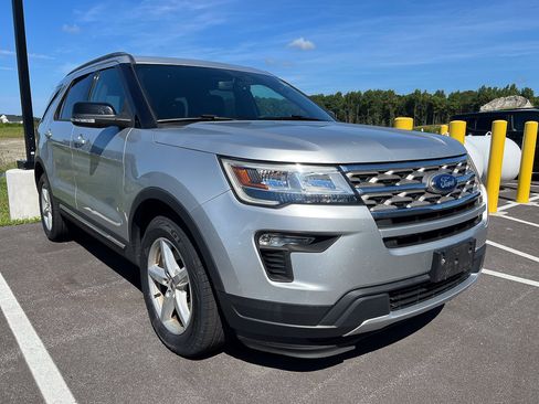 Used 2018 Ford Explorer XLT w/ Equipment Group 201A FWD image 8
