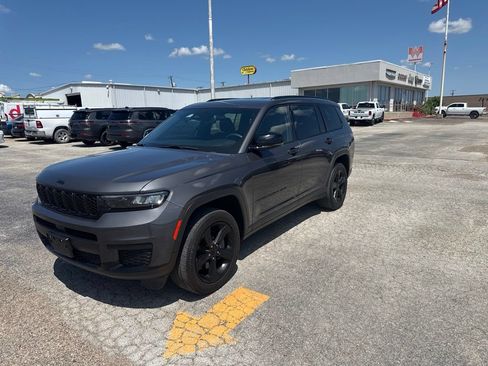 Used 2023 Jeep Grand Cherokee L Laredo AWD/4WD image 2