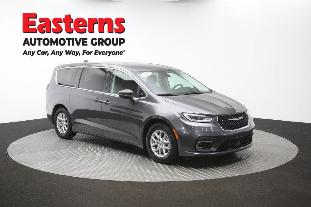 Used 2023 Chrysler Pacifica Touring-L FWD image 52
