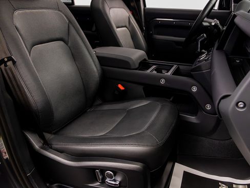 Used 2023 Land Rover Defender 130 X-Dynamic SE image 32