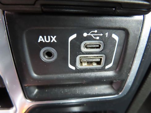 Used 2019 Jeep Wrangler Unlimited Sahara w/ Uconnect 4C Nav & Sound Group image 7