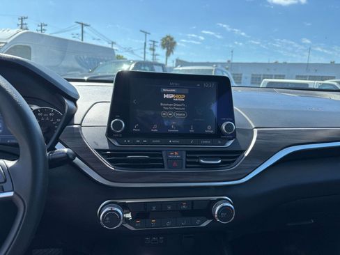 Used 2025 Nissan Altima 2.5 SV FWD image 17