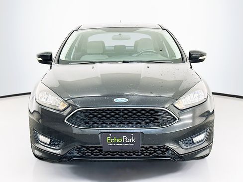 Used 2015 Ford Focus SE w/ SE Sport Package FWD image 2