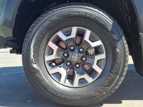 Used 2022 Toyota Tacoma TRD Off-Road AWD/4WD image 9