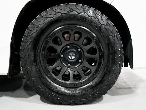 Used 2017 Lexus LX 570 4WD image 39