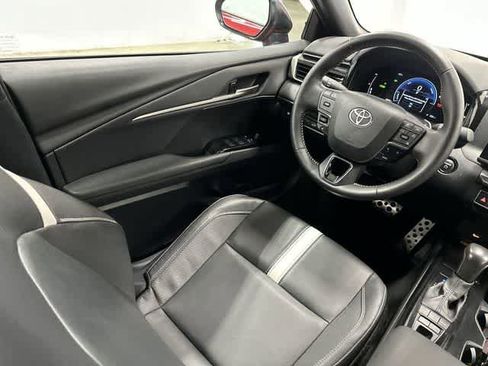 Used 2025 Toyota Camry SE image 12