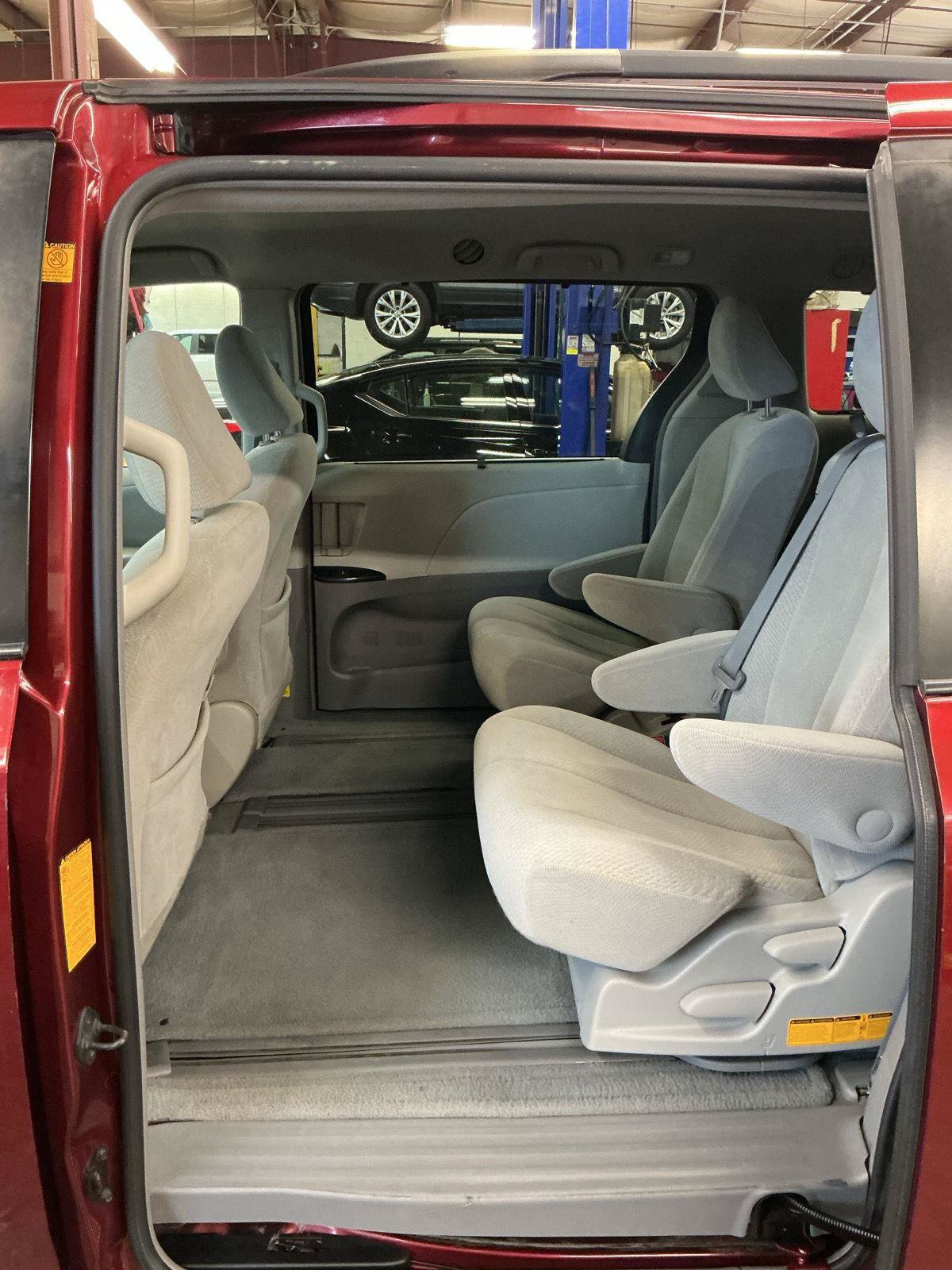 Used 2011 Toyota Sienna LE w/ Towing Pkg FWD image 19