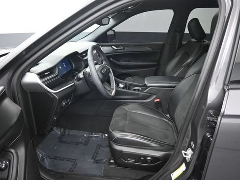 Used 2024 Jeep Grand Cherokee Altitude AWD/4WD image 9