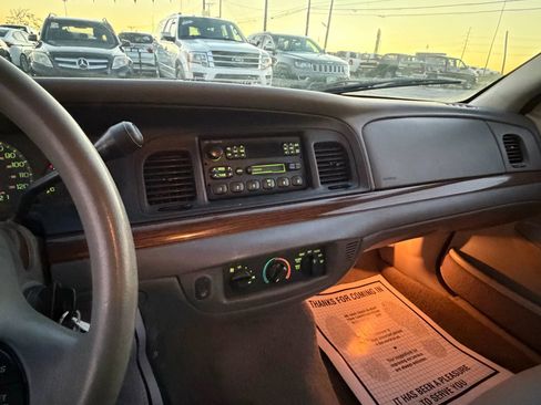Used 2001 Ford Crown Victoria RWD image 11