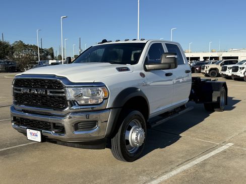 Used 2024 RAM 5500 Tradesman w/ Chrome Appearance Group image 9