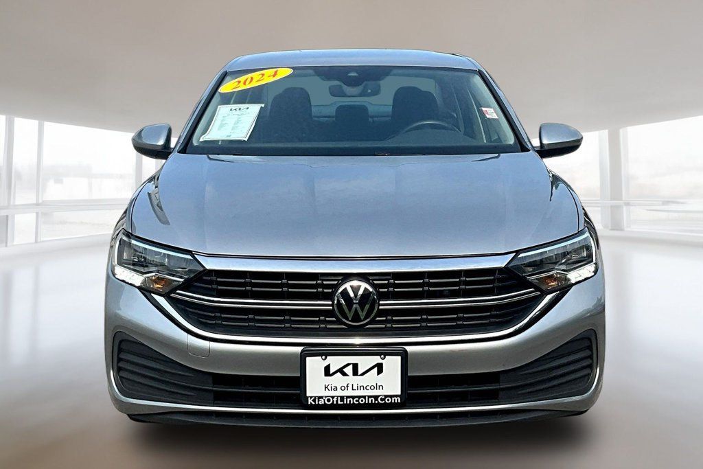 Used 2024 Volkswagen Jetta SE FWD image 2