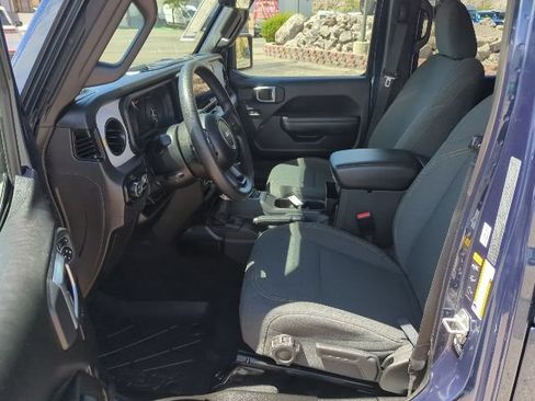 Certified 2025 Jeep Gladiator Sport AWD/4WD image 16