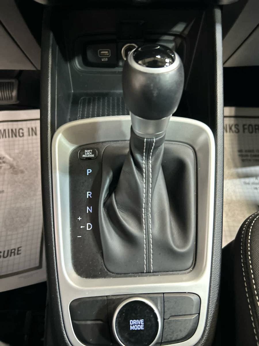 Used 2023 Hyundai Venue SEL FWD image 6