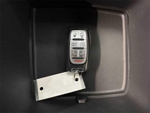 New 2025 Chrysler Pacifica Select w/ Uconnect Theater Family Group image 27