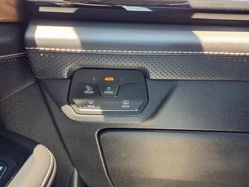 Used 2025 Volkswagen Atlas SE FWD image 18