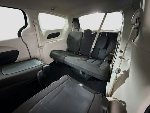 Used 2022 Chrysler Voyager LX FWD image 42