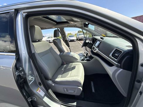 Used 2017 Toyota Highlander Limited FWD image 28