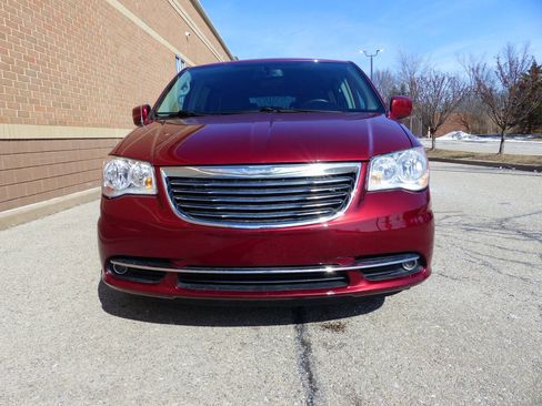 Used 2014 Chrysler Town & Country Touring image 12