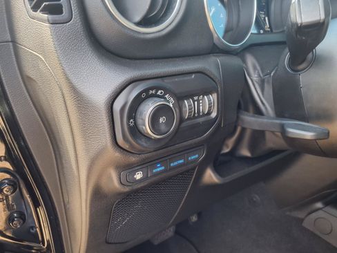 Used 2022 Jeep Wrangler Unlimited Sahara w/ Cold Weather Group AWD/4WD image 15