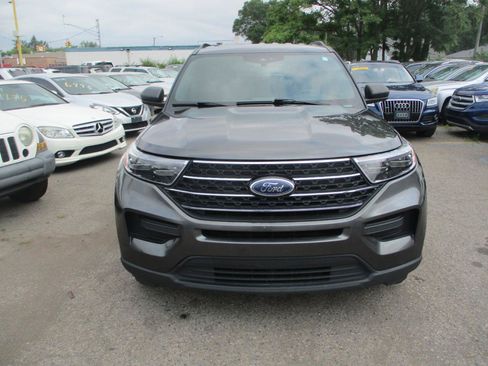 Used 2020 Ford Explorer XLT w/ Comfort Package AWD/4WD image 2