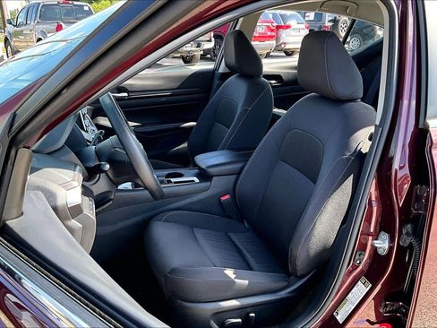 Used 2025 Nissan Altima 2.5 SV FWD image 8