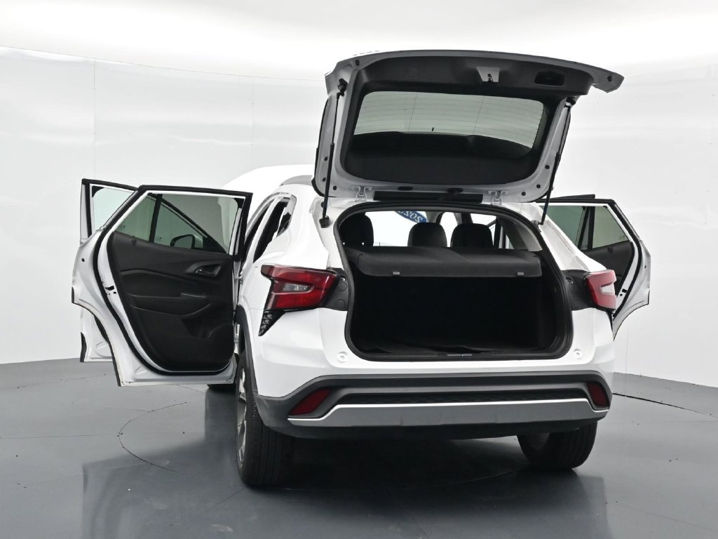 Used 2025 Chevrolet Trax LT FWD image 35