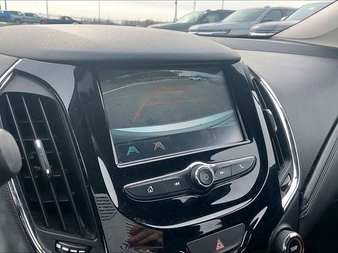 Used 2018 Chevrolet Cruze Premier image 16