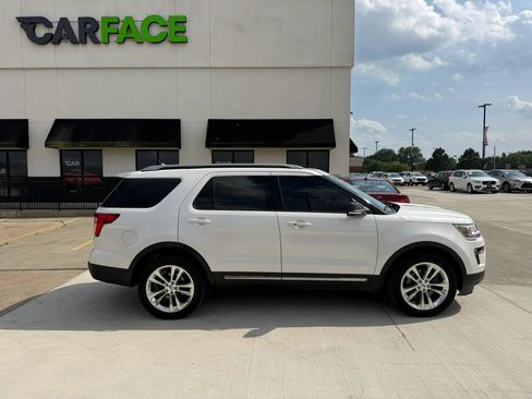 Used 2018 Ford Explorer XLT w/ Equipment Group 202A AWD/4WD image 18