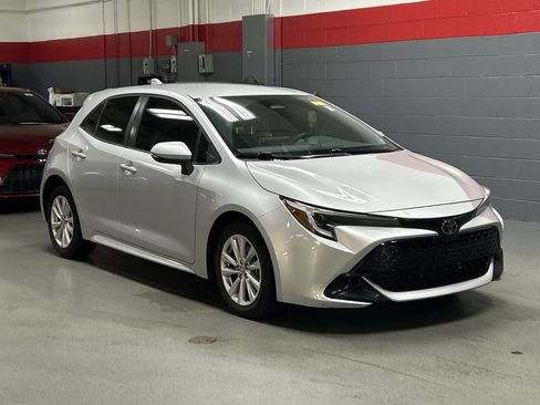 Used 2023 Toyota Corolla SE FWD image 2